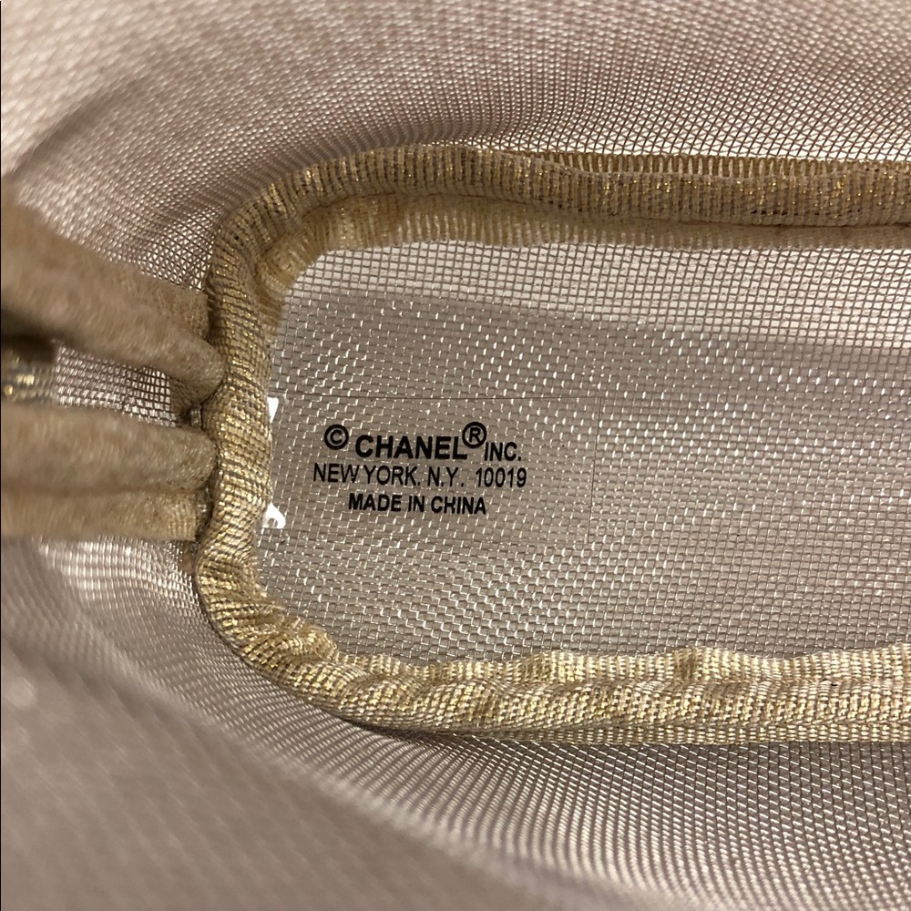 CHANEL GOLD MESH COSMETIC BAG •
BLACK SNOWFLAKE CC LOGO ZIPPER PULL - Picture 5 of 7